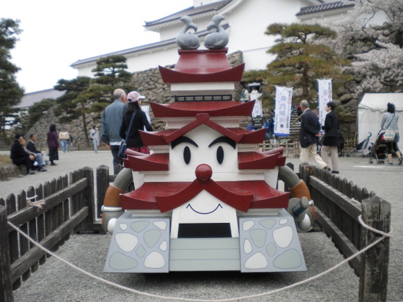 「城×武士×ロボ」が合体するとこうなる！会津・鶴ヶ城で見つけた凛々しいゆるキャラ「お城ボくん」