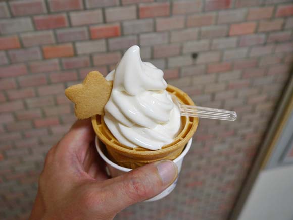 「白い恋人」ソフトクリームを食べてみた！ チョコの風味豊かでめっちゃおいしい