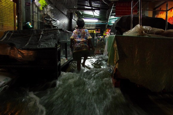 タイ・バンコク中心部の洪水状況／裏路地が放水している地域も