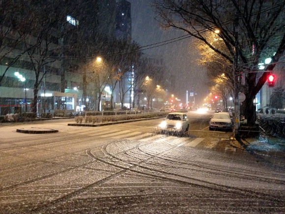 東京も大粒の雪！24日の朝は全国的に冷え込みが厳しく渋滞が予想されるので早めに家を出よう！