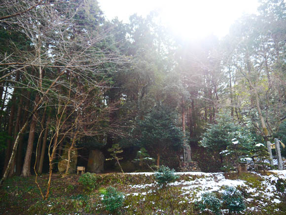 あの世の入り口「黄泉比良坂（よもつひらさか）」には日本最初の墓石がある
