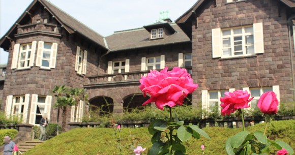 公園へいこう 乙女系バラ園 旧古河庭園 は今バラが最盛期 洋館の見学もおすすめですぞ Pouch ポーチ