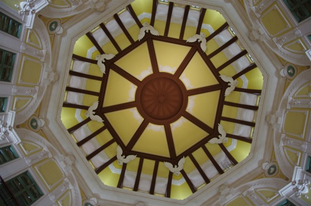 あと4匹はどこへ？ 東京駅に復元されたドーム天井に飾られた干支が8匹しかいない理由