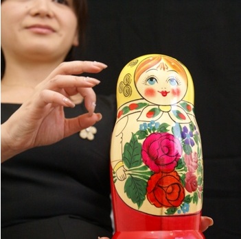人形を操って音を出す!? マトリョーシカにテルミンを内蔵した楽器「マトリョミン」が不思議カワイイ！