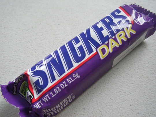 スニッカーズの「ダークチョコレート味」を食べてみたよ！ ダークチョコなのに甘すぎるという矛盾したお味？