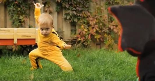 アチョーーッ!! よちよち歩きの赤ちゃんがブルースリーに変身する動画『ドラゴンベイビー』がカッコ良すぎて悶絶必至！