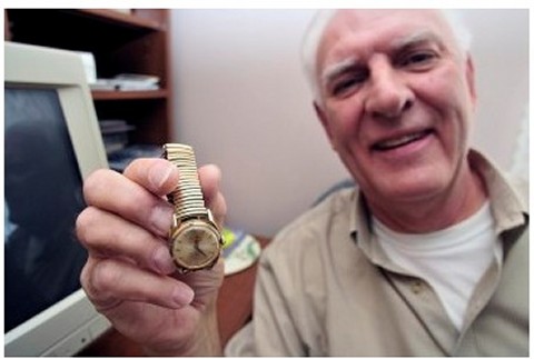 【奇跡のお話】海軍にいたときに誰かに盗まれたエドじいちゃんの大切な腕時計が、53年後に巡り巡って 戻ってきたぞーっ！