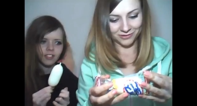 みんなも一度は食べたことがあるのでは？ 海外女子が日本で売ってる“コンドームアイス”に仰天!!
