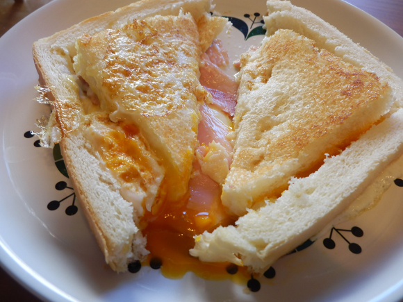 【所要時間5分】Twitterで話題の「卵とパンを使ったお手軽朝食」を作ってみた！　簡単なのにめちゃウマすぎて笑った！