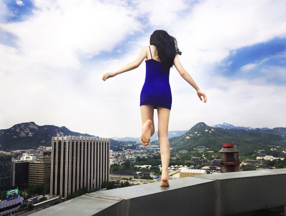 【合成写真ではありません】高層ビルの上からギリギリまで身を乗り出す女の子のセルフポートレートに足の震えが止まらないッ！
