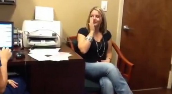 涙線崩壊…生まれて初めて家族の声を聞いた26歳女性の動画