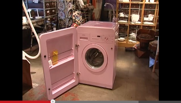 うわぁぁぁん、レトロかわいい〜っ!!　お人形のおウチにありそうなSMEG社のデザイン洗濯機！