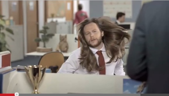 髪ファッサァーーッ 男性が女性用のシャンプーを使用したら超絶サラサラツヤツヤな髪になっちゃう海外cmがめちゃ面白い Pouch ポーチ
