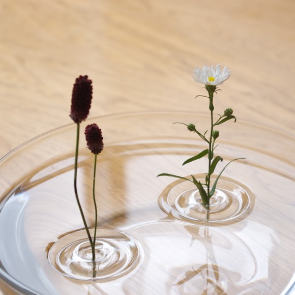 水の波紋に浮かび、ゆらゆら揺れる花…芸術的な一輪挿し『Floating Vase / RIPPLE』が国内外で人気沸騰中!!