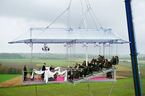 ひいぃいぃ!! 上空50mの空中レストランに「結婚式」ができるプランも登場…新郎新婦によるバンジージャンプも!?