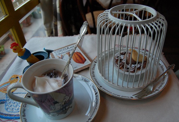 【かわいい大阪】全国でも珍しいココア専門店「アカイトリ」／鳥かごに入ったココアケーキがロマンチック