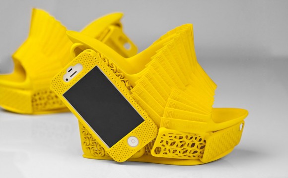あなたの足元にいつもiPhoneを…!? 3Dプリンターで制作したサンダル一体型iPhoneケースが登場