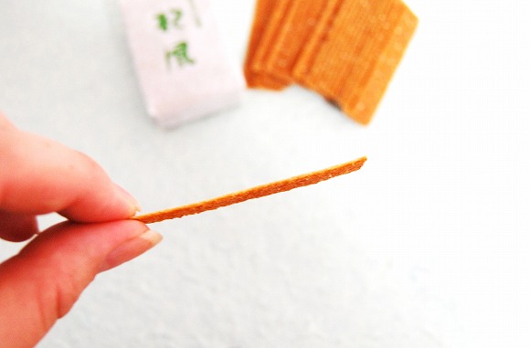 【熊本みやげ】日本で一番薄い和菓子「松風」を食べてみた／薄さ約1mmの軽い口当たりと香ばしさがクセになるばい!!