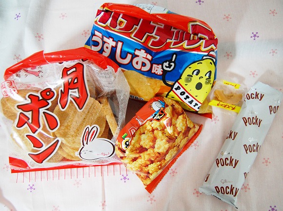ネットで話題の、お菓子の袋を輪ゴムやクリップなしで閉じる方法／「ポテトチップス、ポッキー、チーズおかき」など日本のお菓子の袋で検証
