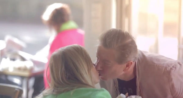 キスをすればコーヒー代無料！ シドニーのカフェで行われた『Pay with a kiss』キャンペーンがステキ／ただし本当の愛が感じられないキスはNG