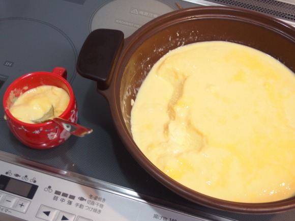 【オーブン不要】卵・牛乳・砂糖だけで超巨大プリンが300円で作れちゃう！ 超簡単『お鍋プリン』の作り方