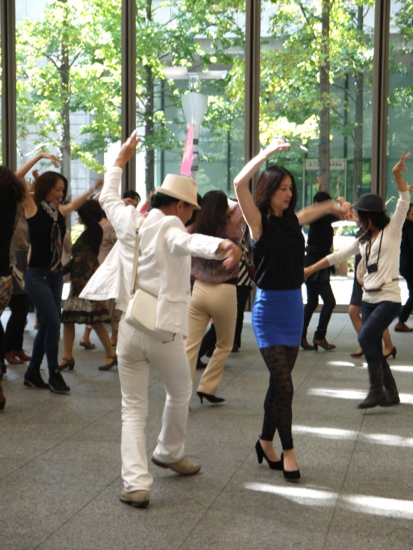 丸ビルで100人の通行人が突然踊り始めた 思わず参加したくなる日本初のフラッシュモブ Pouch ポーチ