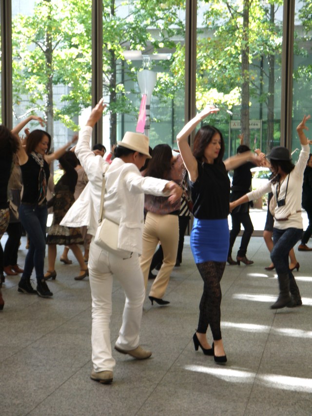 丸ビルで100人の通行人が突然踊り始めた!? 思わず参加したくなる日本初のフラッシュモブ
