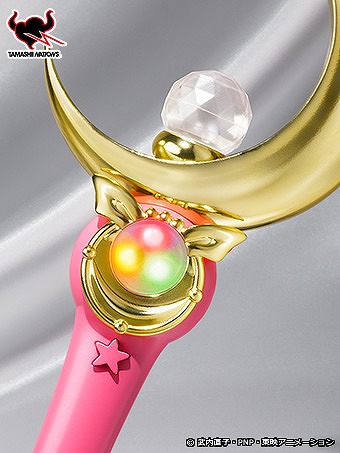 【魔女っ子女子】セーラームーンの「ムーンスティック」キタァーーー!!! 虹色に輝く「幻の銀水晶」も付いてるんだってぇ!!!