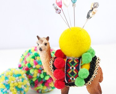 お裁縫しないけど欲しくなっちゃう アルパカさんの手作り針刺しが可愛過ぎるぅ Pouch ポーチ