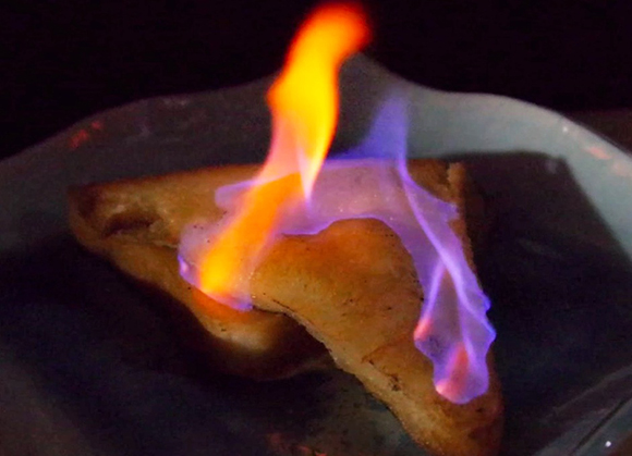 「焼氷」ならぬ焼アイス！ 油で揚げて火を放つ “熱くて冷たい” アイスクリーム「炎の揚げアイス」を作ってみたわ