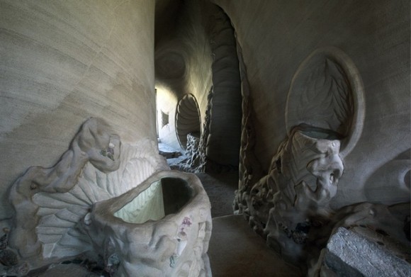 砂岩壁をコツコツ彫って作られた壮大過ぎる彫刻作品がスゴイ