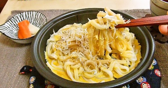 病みつき注意 旨すぎてゴメンナサイ タジン鍋で作る簡単 めちゃ旨 しらすと卵のタジン鍋うどん の作り方 Pouch ポーチ