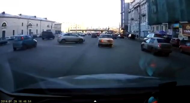 【恐ロシア動画】危機一髪!!　ロシアでは日常的にカースタントが展開されている模様