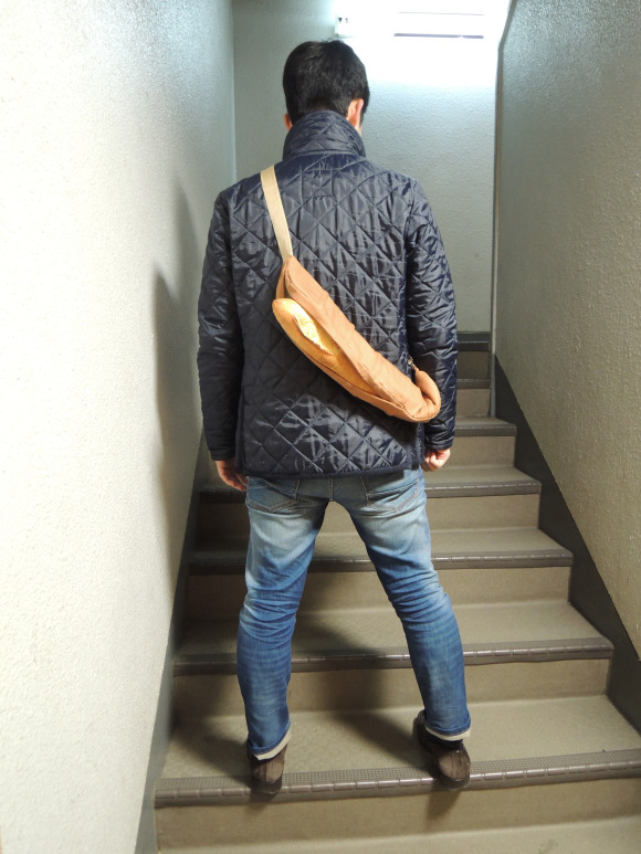 フランスパン専用バックを背負って新宿を散歩してみた / これは便利