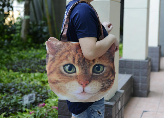 いつでもどこでも一緒だニャン♪　ネコたんの顔がドドンと描かれたバッグ！
