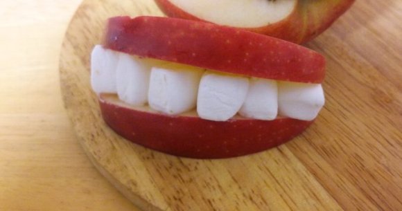 グロ可愛い リンゴとマシュマロで 入れ歯 を作り 実際にはめたらどうなるのか Pouch ポーチ