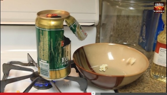 アウトドアで超役立つ!!　ビールの空き缶でポップコーンを作る方法を外人が教えてくれる動画！