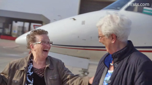 まるで映画のよう！「おばあちゃん二人が生まれてはじめて飛行機に乗ったら」こんなに可愛くて感動的!!