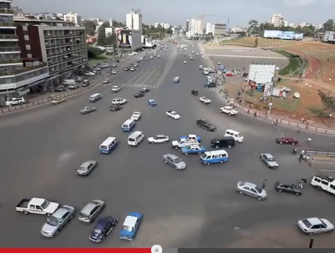 ひょ、ひょえぇぇぇ、スリリングすぎーーーッ!!　ものすごい交通量なのに信号も横断歩道もいっさいないエチオピアの交差点