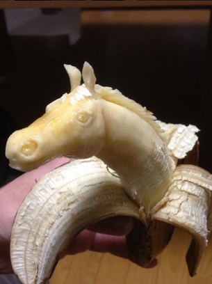 バナナ彫刻職人・山田恵輔さんに勝手に弟子入りしてみた！　バナナ彫刻、難しすぎまする……やっぱりプロはすごい！