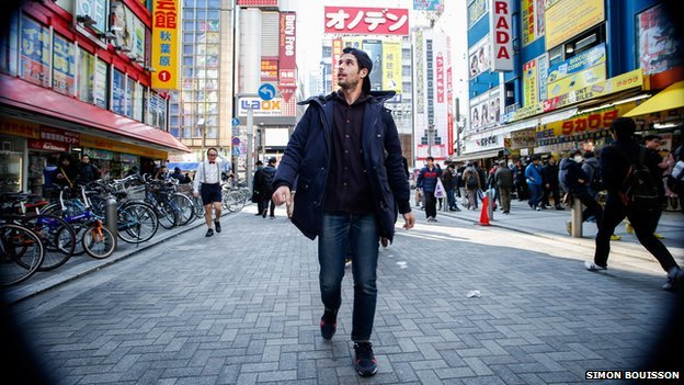 【ビックリ映像】あたかも普通に歩いているかのよう！　実は後ろ向きに歩いている外国人 in 東京