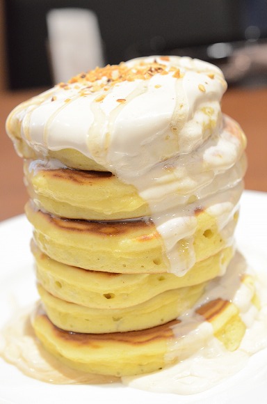 4月15日の新発売 デニーズの タワーパンケーキ を食べてみた ふっくらとした6段重ねのパンケーキにクリーム はちみつがトロリ Pouch ポーチ
