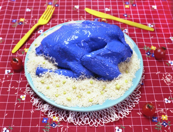 【うげー】パープルのソースに真っ青なチキン…視覚は刺激されるけど食欲はちっとも刺激されない毒々しい色のお料理＆スイーツ