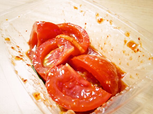 【新商品】リコピンたっぷりのトマトで作られた「トマトキムチ」を食べてみた！　噛むごとにトマトの強い甘みがジュワッと広がる!!
