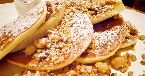 5月12日の新発売 気になる限定メニュー登場 ニューヨークの朝食の女王 Sarabeth S サラベス 新宿ルミネ店より フワフワパンケーキ とろとろバナナの相性の良さたるや Pouch ポーチ