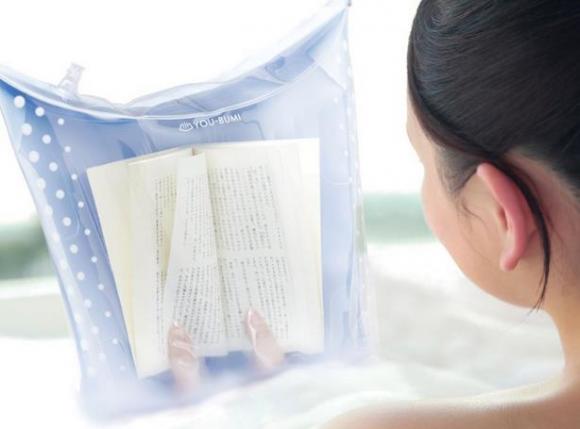 【アイディア商品】お風呂でもビーチでも!!　本を濡らさず読書できちゃう完全防水ブックカバー