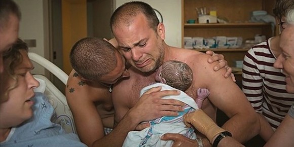 今日から僕らが君のパパだよ…ゲイのカップルが生まれたばかりの我が子を裸で抱きしめている写真に世界が感動！