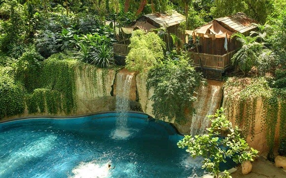 【楽園すぎるプール】まるで熱帯のリゾート！　ドイツにある世界最大級の屋内プールがすごすぎる‼