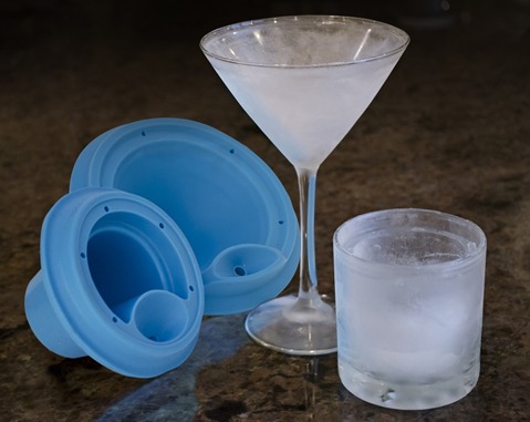 【酒好き歓喜】キンキンに冷えたカクテルを飲みたいアナタのための「グラス型製氷機」を発見ッ！