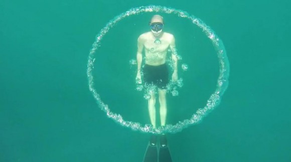水中で自由自在に気泡を操る男性を発見 次々繰り出される妙技に感心のため息が止まらないのです Pouch ポーチ